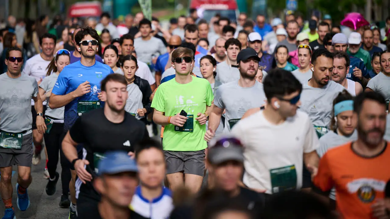 Miles de personas corren en la Media marat&oacute;n de Pamplona. PABLO LASAOSA