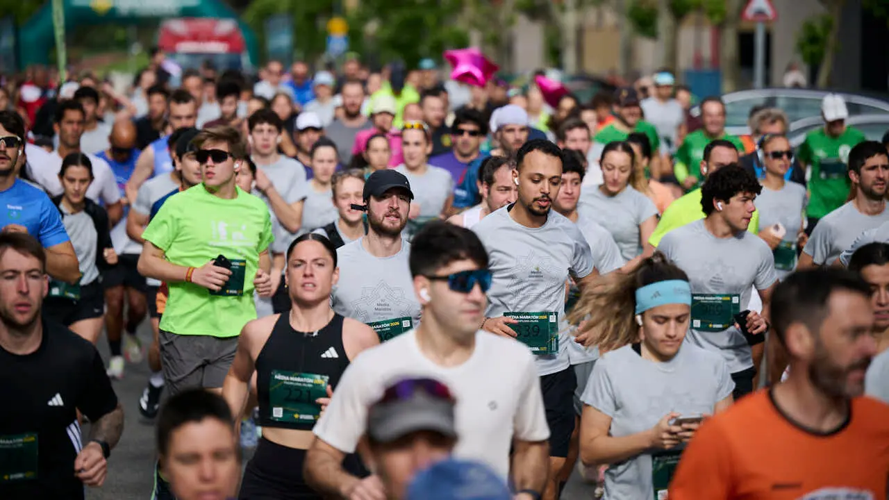 Miles de personas corren en la Media marat&oacute;n de Pamplona. PABLO LASAOSA