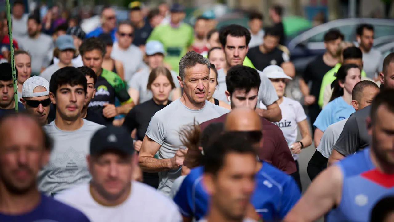Miles de personas corren en la Media marat&oacute;n de Pamplona. PABLO LASAOSA
