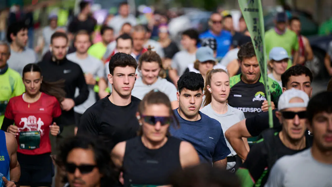 Miles de personas corren en la Media marat&oacute;n de Pamplona. PABLO LASAOSA