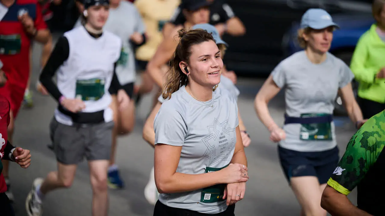 Miles de personas corren en la Media marat&oacute;n de Pamplona. PABLO LASAOSA