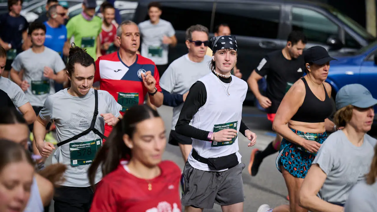 Miles de personas corren en la Media marat&oacute;n de Pamplona. PABLO LASAOSA