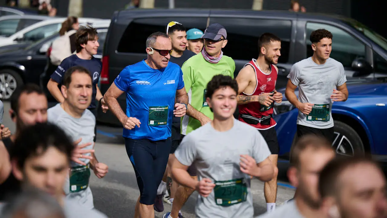 Miles de personas corren en la Media marat&oacute;n de Pamplona. PABLO LASAOSA