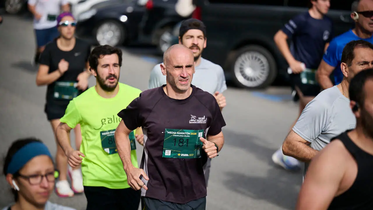 Miles de personas corren en la Media marat&oacute;n de Pamplona. PABLO LASAOSA