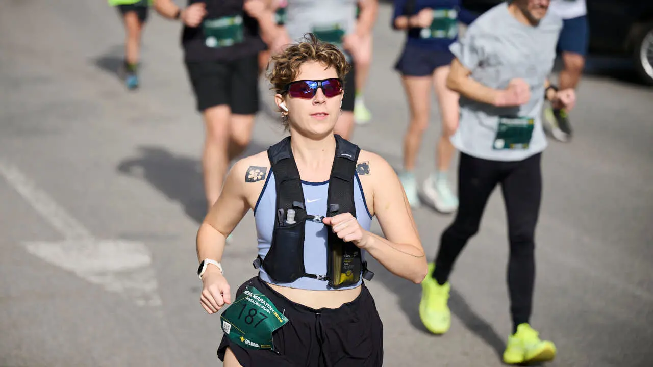Miles de personas corren en la Media marat&oacute;n de Pamplona. PABLO LASAOSA