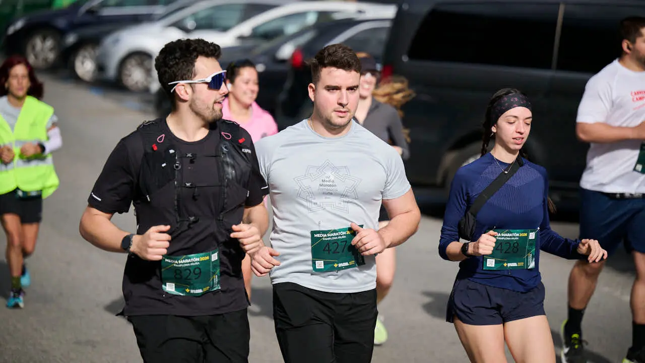 Miles de personas corren en la Media marat&oacute;n de Pamplona. PABLO LASAOSA