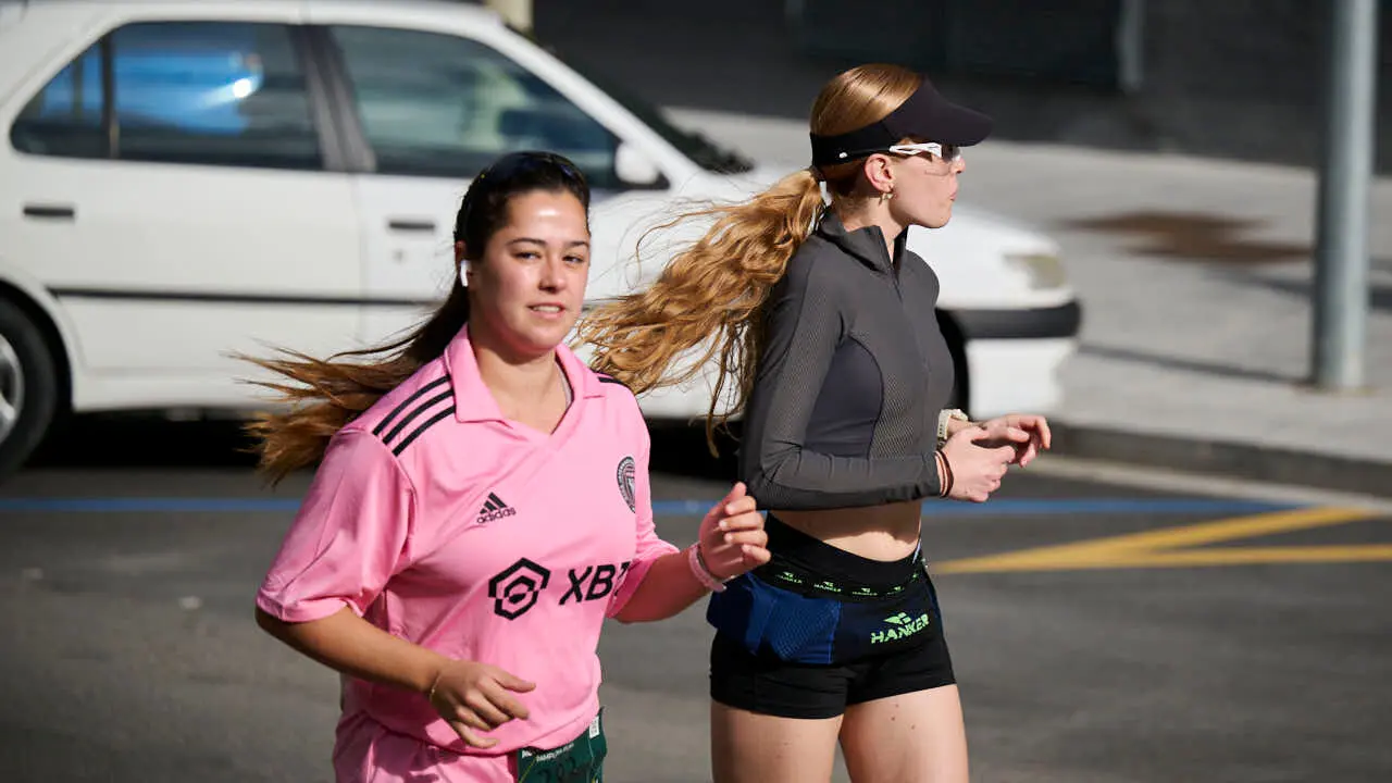 Miles de personas corren en la Media marat&oacute;n de Pamplona. PABLO LASAOSA