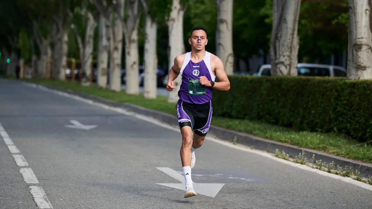 Miles de personas corren en la Media marat&oacute;n de Pamplona. PABLO LASAOSA
