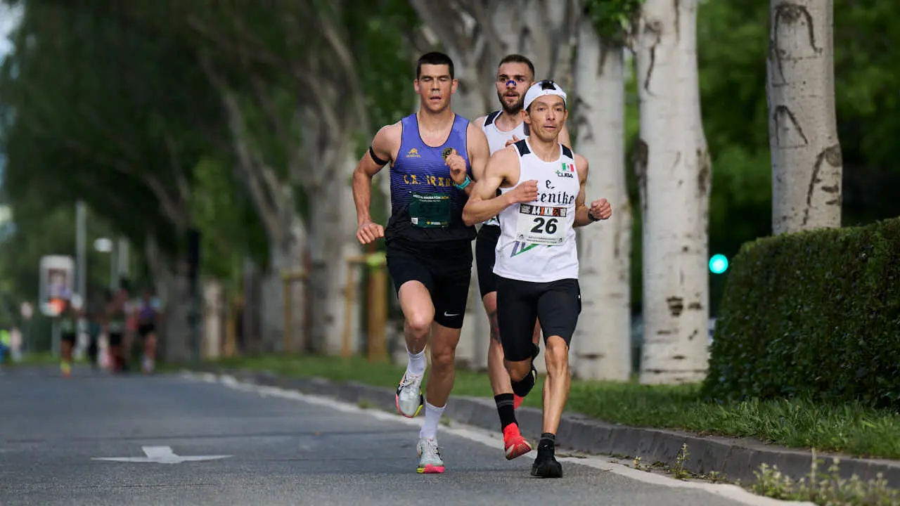 Miles de personas corren en la Media marat&oacute;n de Pamplona. PABLO LASAOSA
