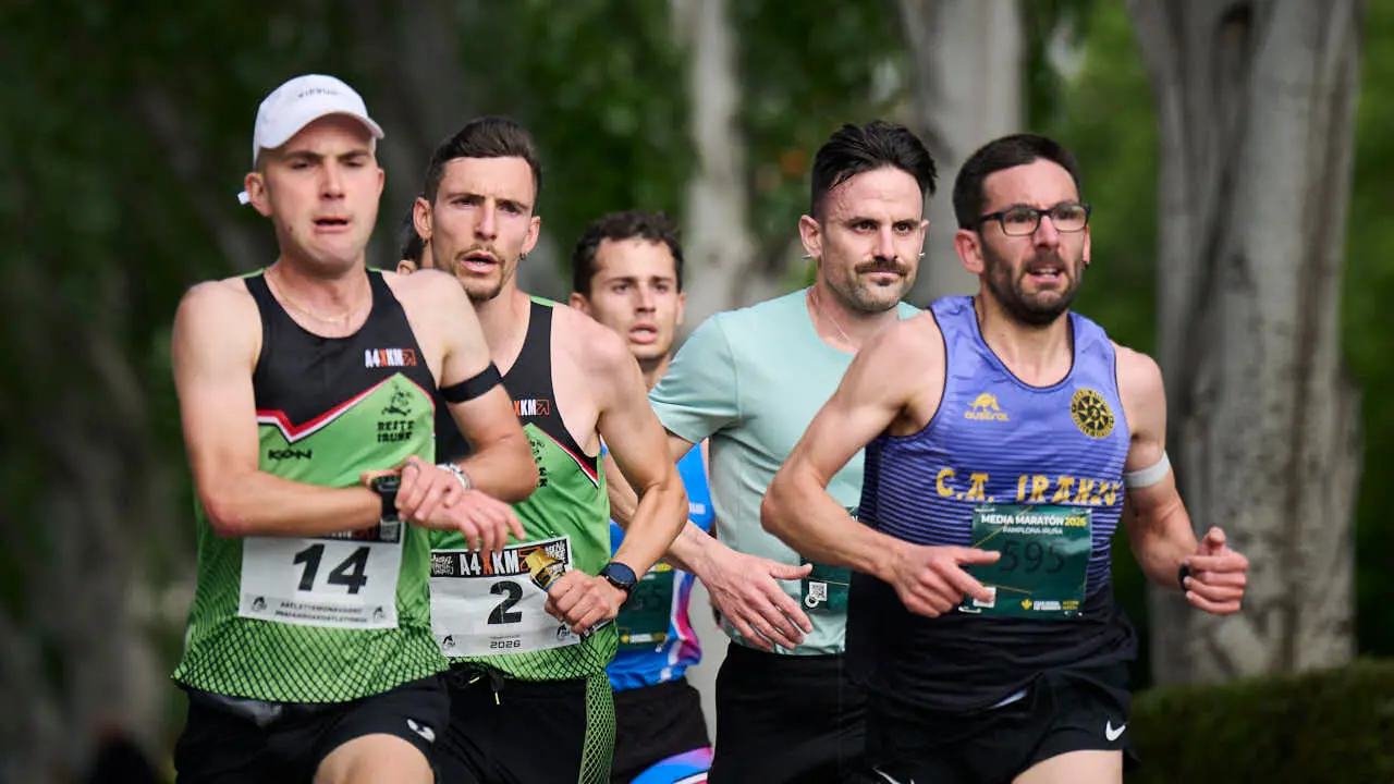 Miles de personas corren en la Media marat&oacute;n de Pamplona. PABLO LASAOSA