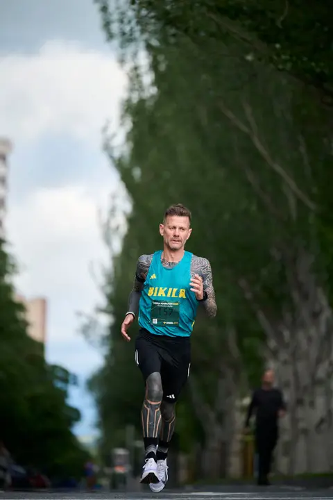 Miles de personas corren en la Media marat&oacute;n de Pamplona. PABLO LASAOSA