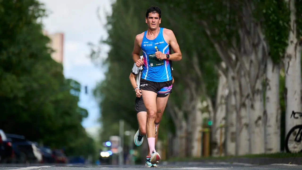 Miles de personas corren en la Media marat&oacute;n de Pamplona. PABLO LASAOSA
