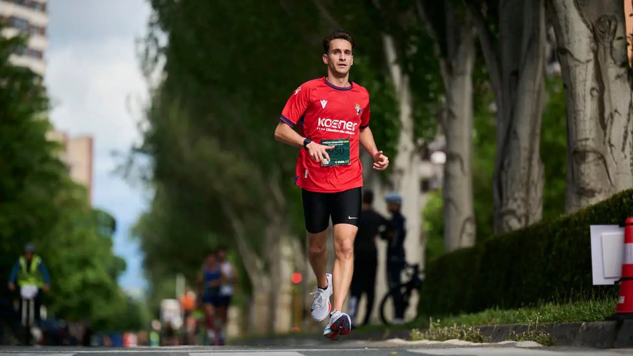 Miles de personas corren en la Media marat&oacute;n de Pamplona. PABLO LASAOSA