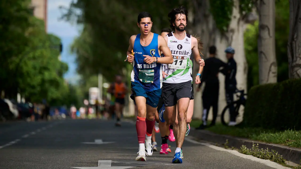 Miles de personas corren en la Media marat&oacute;n de Pamplona. PABLO LASAOSA