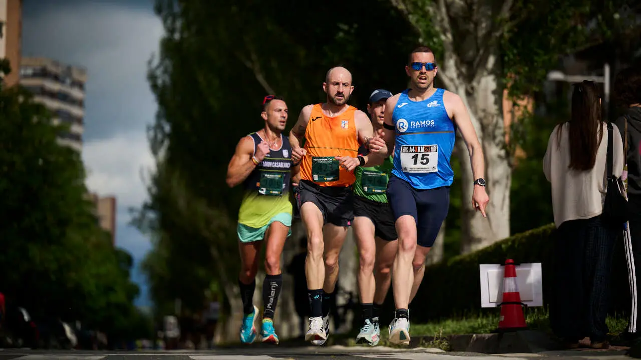 Miles de personas corren en la Media marat&oacute;n de Pamplona. PABLO LASAOSA