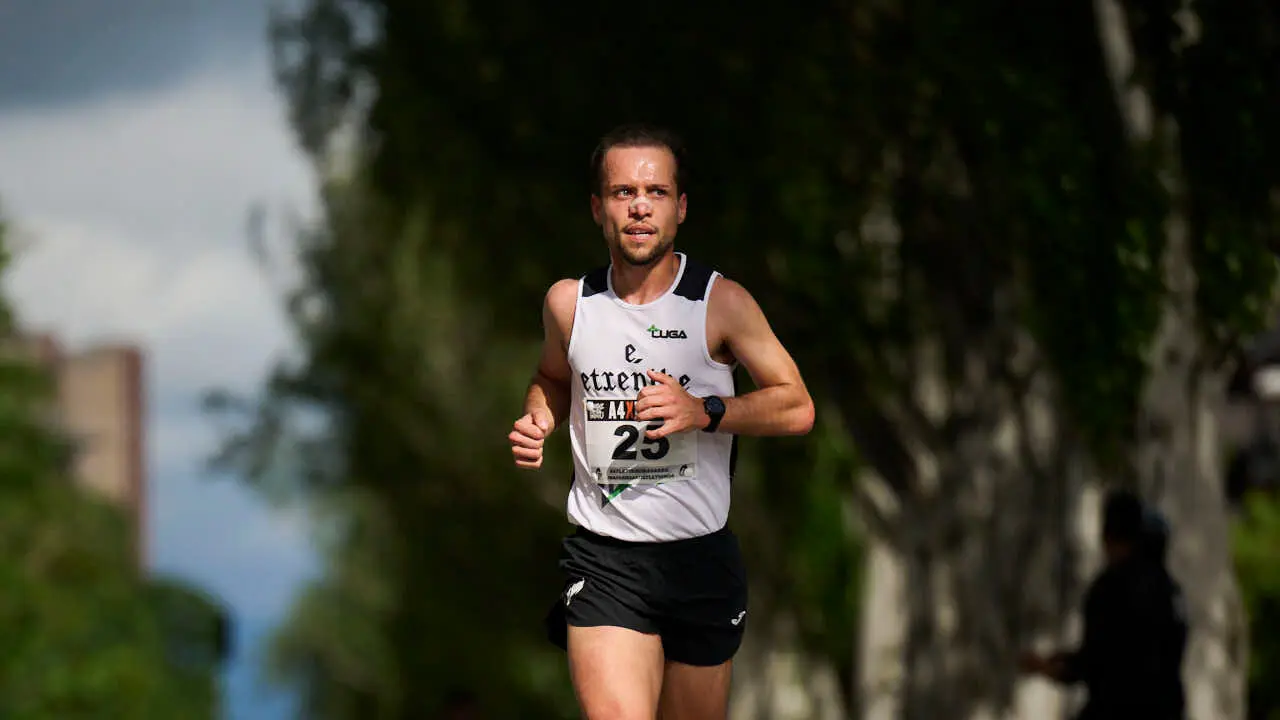 Miles de personas corren en la Media marat&oacute;n de Pamplona. PABLO LASAOSA