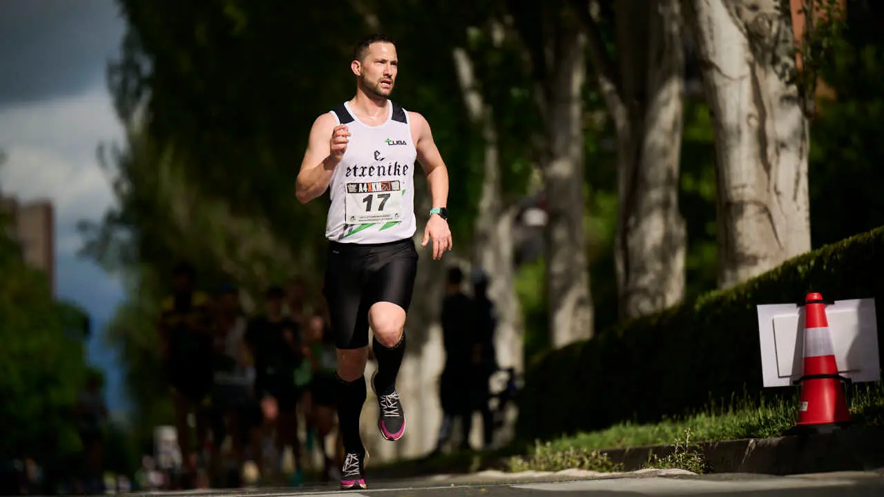 Miles de personas corren en la Media marat&oacute;n de Pamplona. PABLO LASAOSA