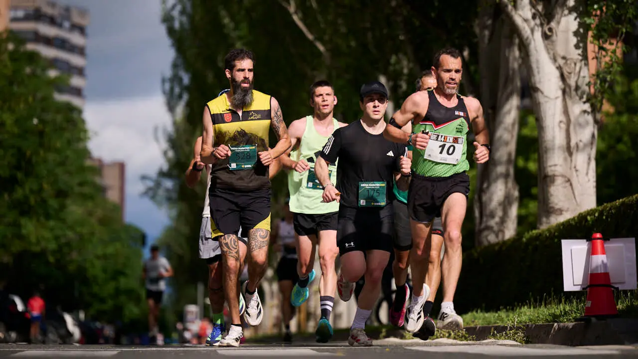 Miles de personas corren en la Media marat&oacute;n de Pamplona. PABLO LASAOSA