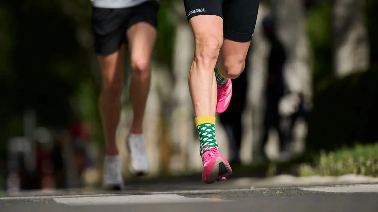 Miles de personas corren en la Media marat&oacute;n de Pamplona. PABLO LASAOSA