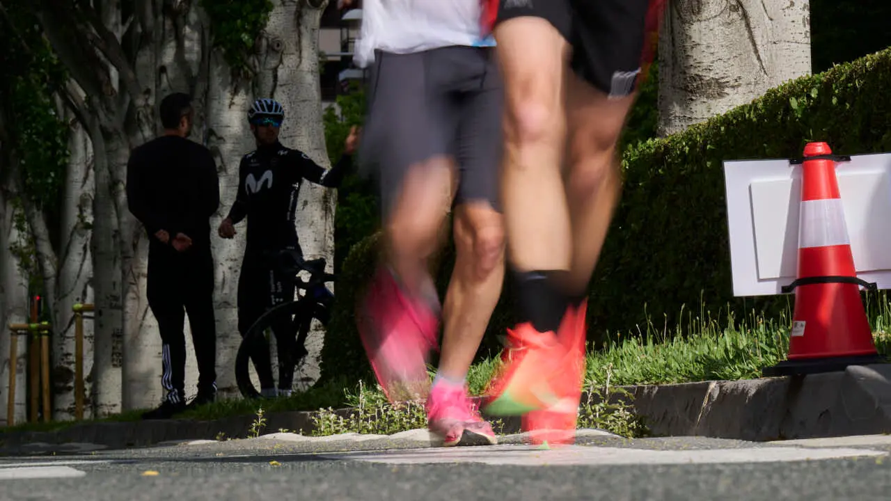 Miles de personas corren en la Media marat&oacute;n de Pamplona. PABLO LASAOSA