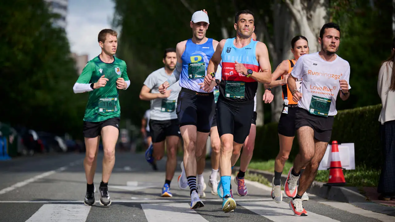 Miles de personas corren en la Media marat&oacute;n de Pamplona. PABLO LASAOSA