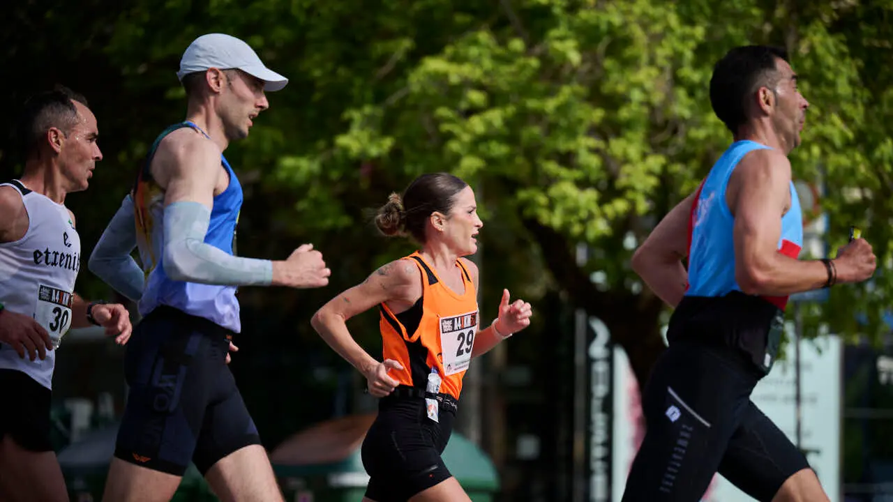 Miles de personas corren en la Media marat&oacute;n de Pamplona. PABLO LASAOSA