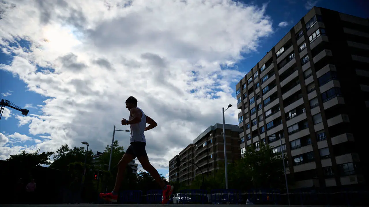 Miles de personas corren en la Media marat&oacute;n de Pamplona. PABLO LASAOSA