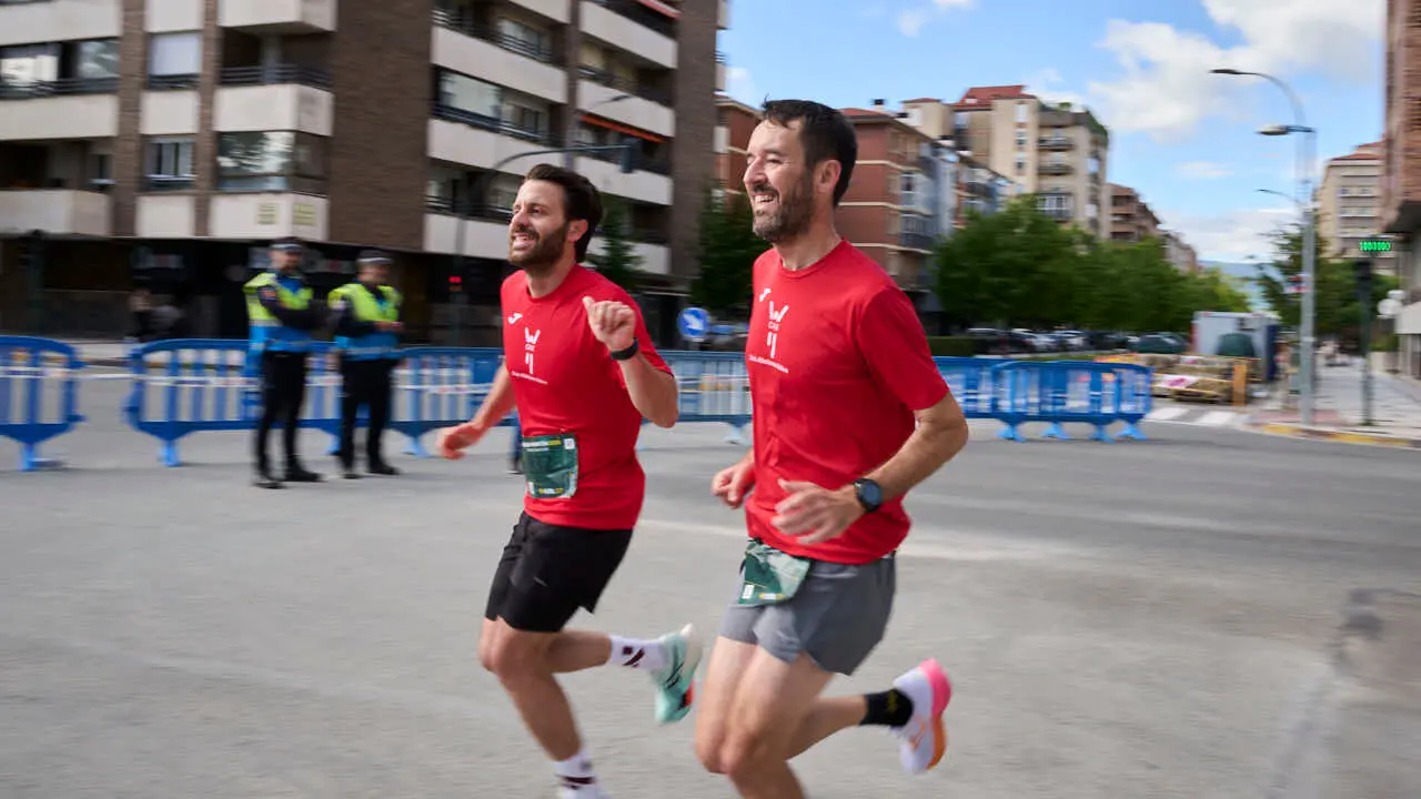 Miles de personas corren en la Media marat&oacute;n de Pamplona. PABLO LASAOSA