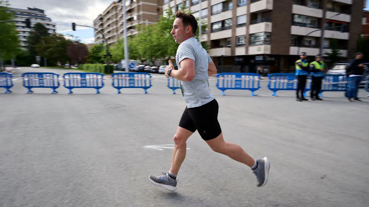 Miles de personas corren en la Media marat&oacute;n de Pamplona. PABLO LASAOSA