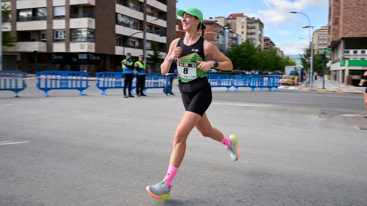 Miles de personas corren en la Media marat&oacute;n de Pamplona. PABLO LASAOSA