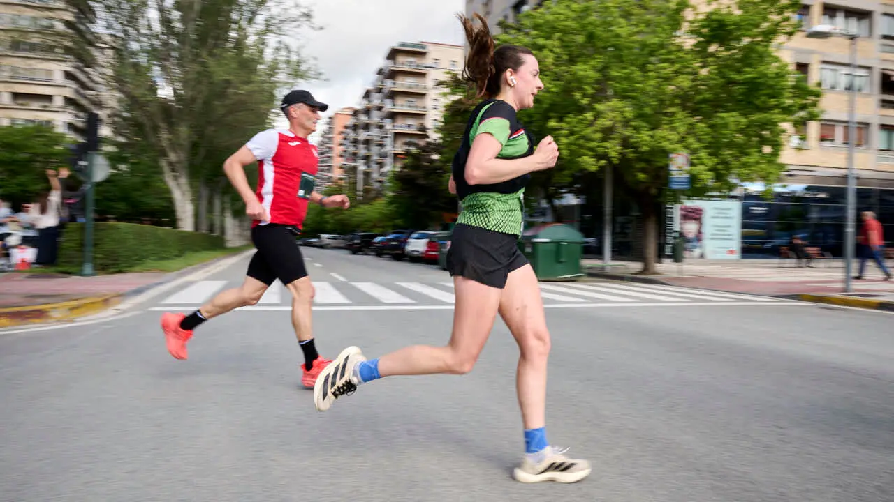 Miles de personas corren en la Media marat&oacute;n de Pamplona. PABLO LASAOSA