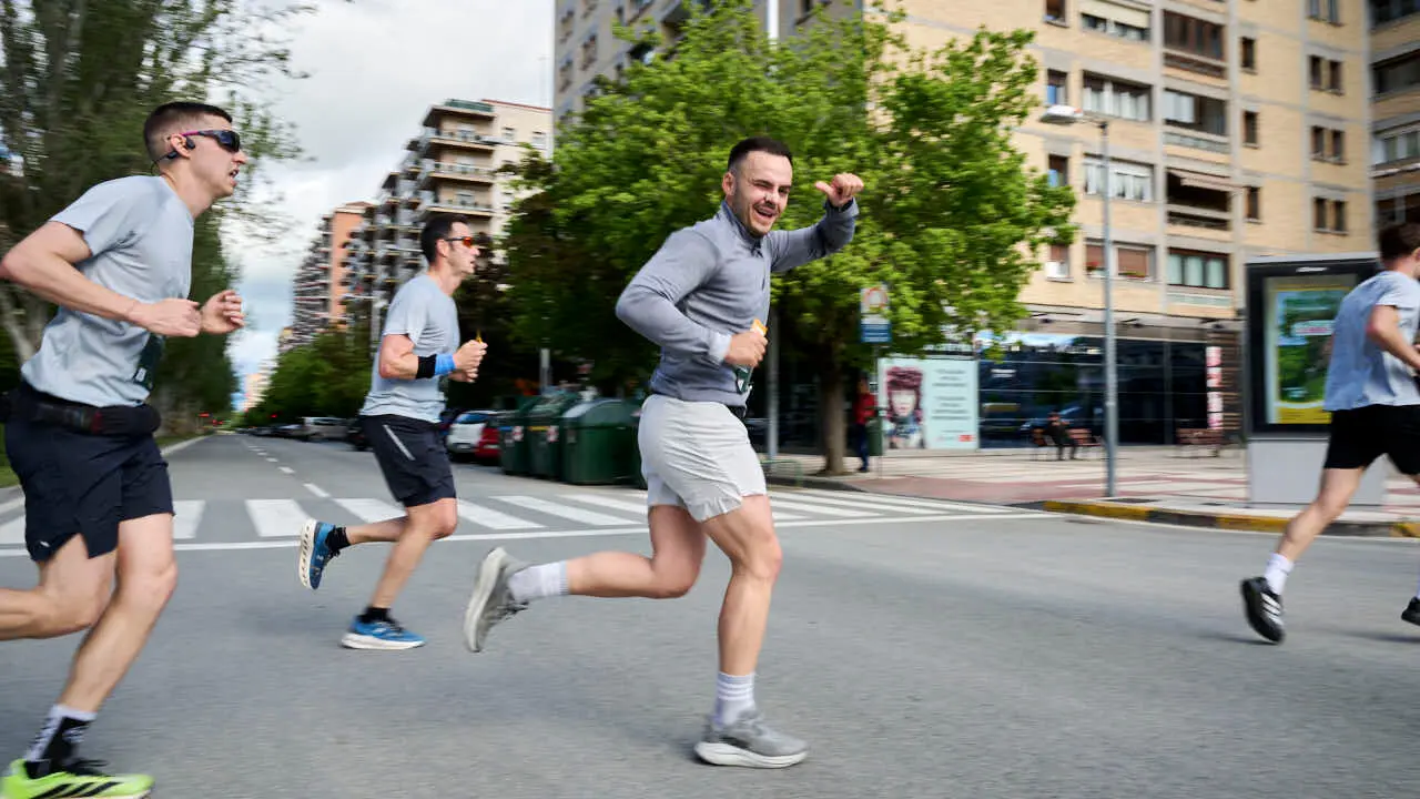 Miles de personas corren en la Media marat&oacute;n de Pamplona. PABLO LASAOSA