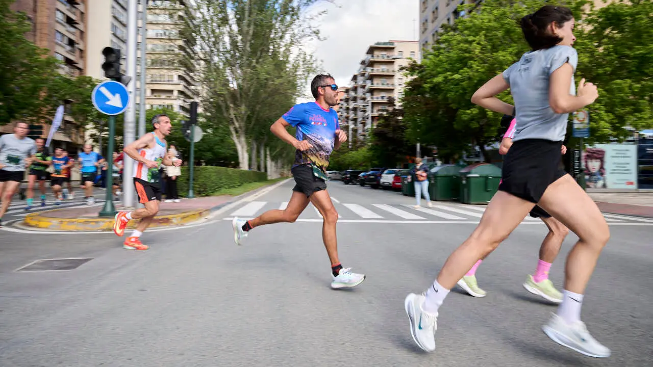 Miles de personas corren en la Media marat&oacute;n de Pamplona. PABLO LASAOSA