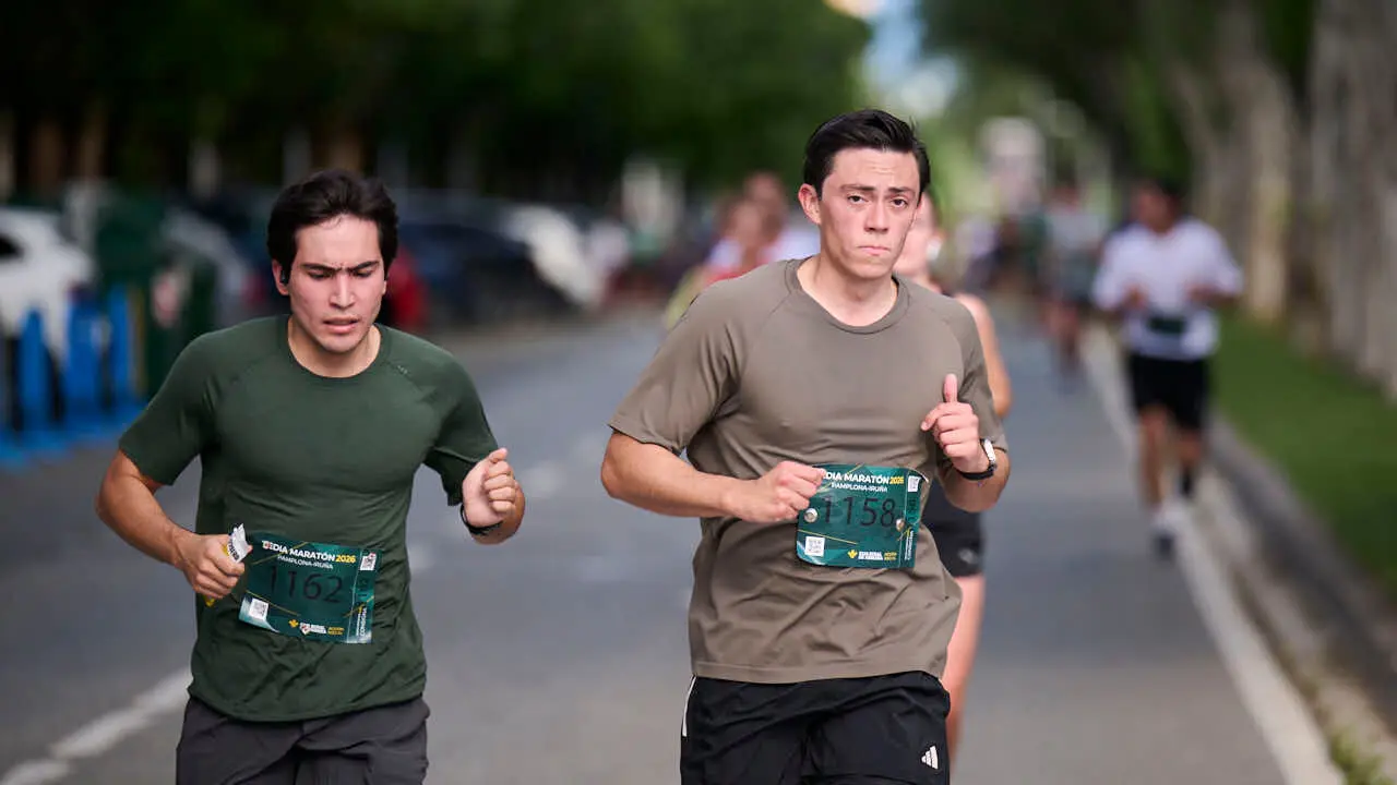 Miles de personas corren en la Media marat&oacute;n de Pamplona. PABLO LASAOSA