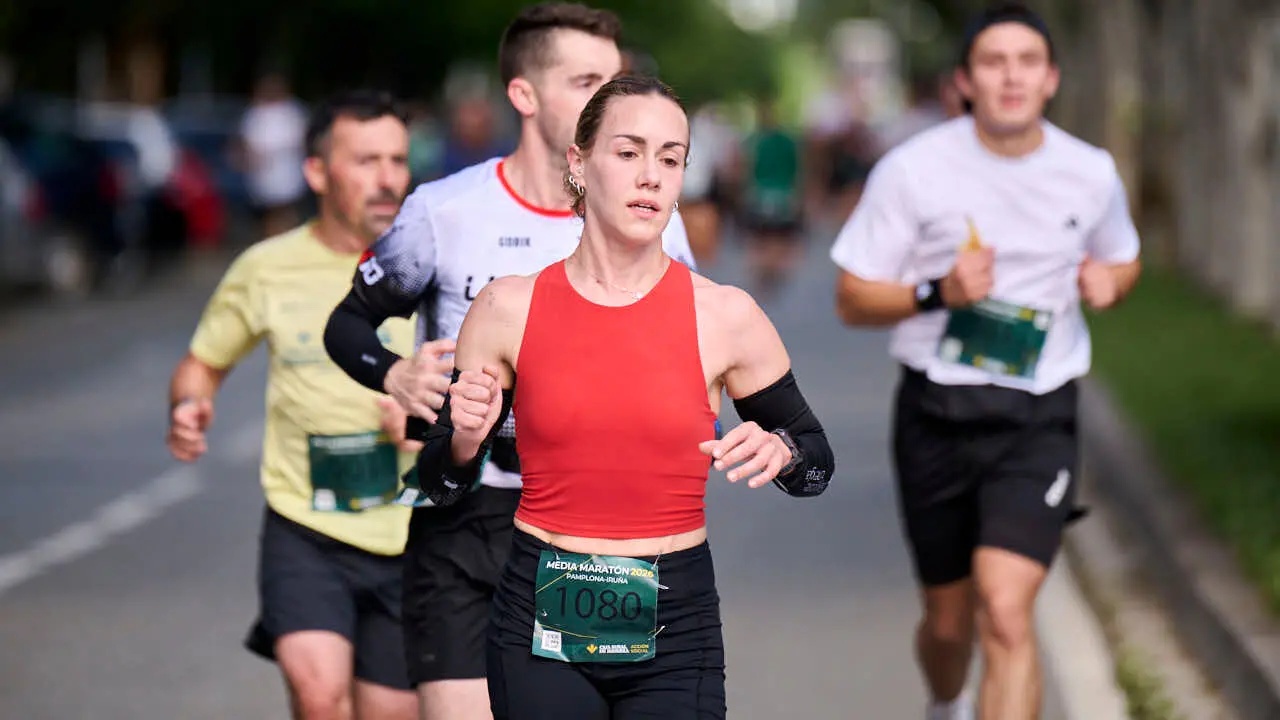 Miles de personas corren en la Media marat&oacute;n de Pamplona. PABLO LASAOSA
