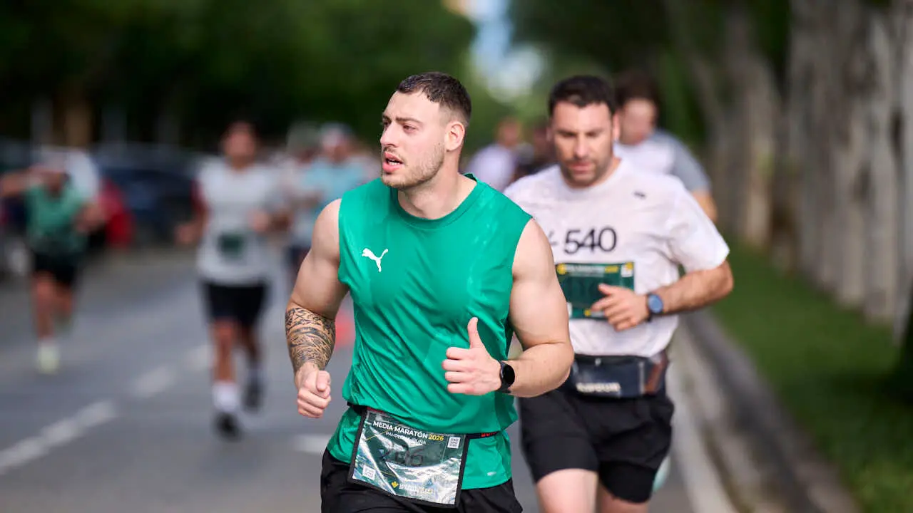 Miles de personas corren en la Media marat&oacute;n de Pamplona. PABLO LASAOSA