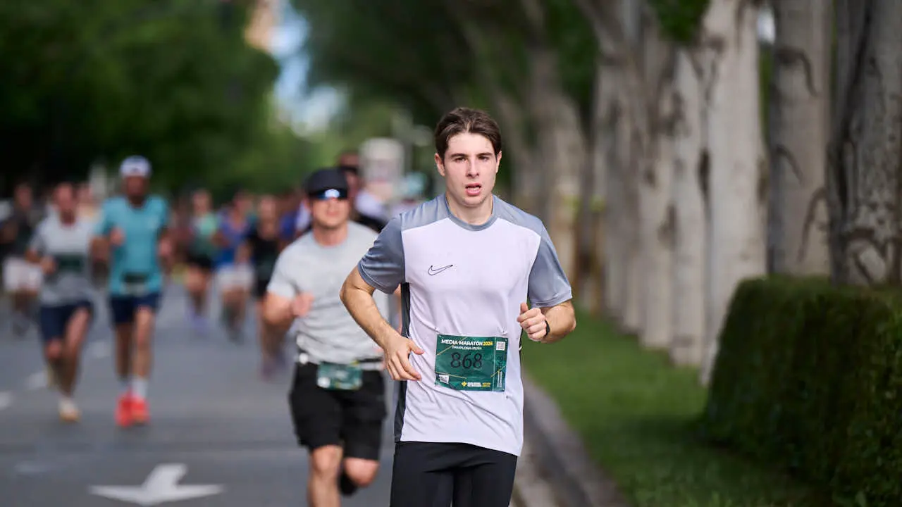 Miles de personas corren en la Media marat&oacute;n de Pamplona. PABLO LASAOSA