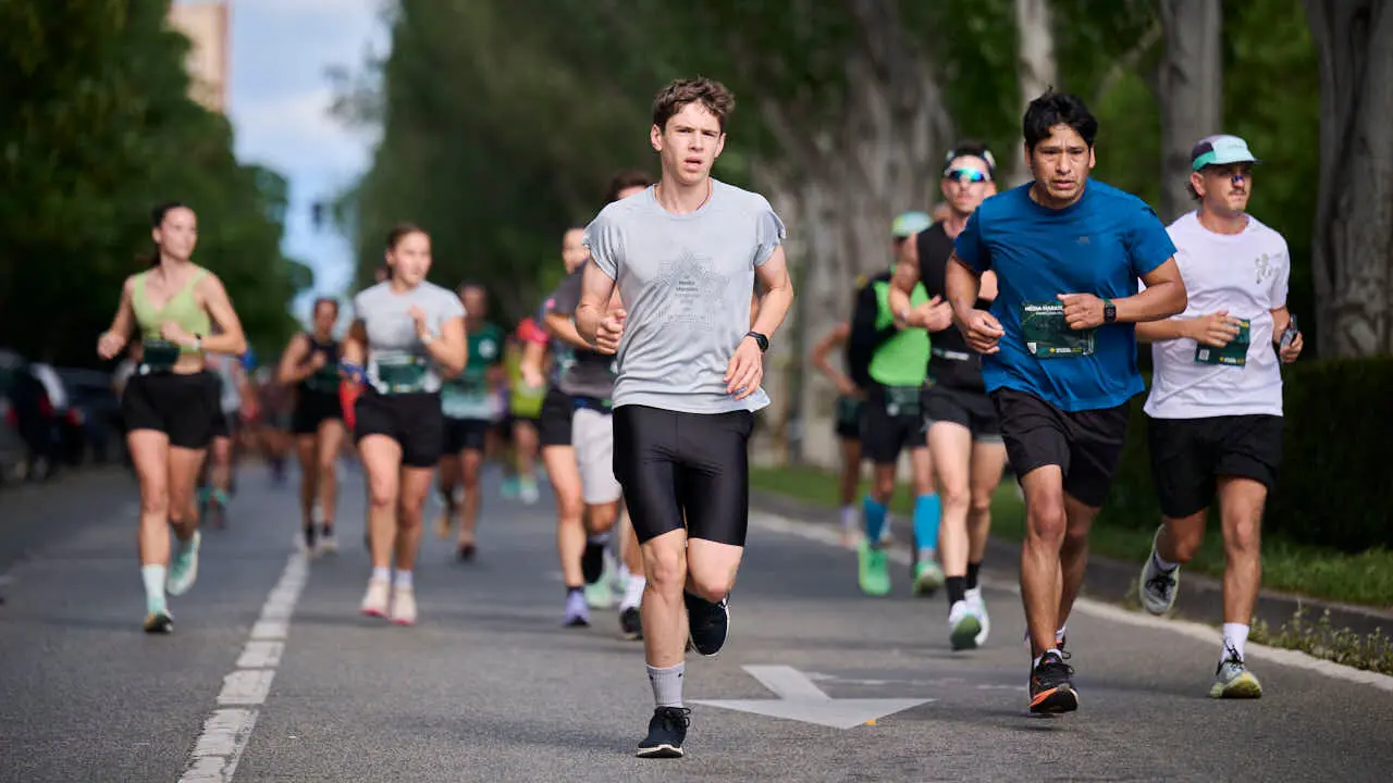 Miles de personas corren en la Media marat&oacute;n de Pamplona. PABLO LASAOSA