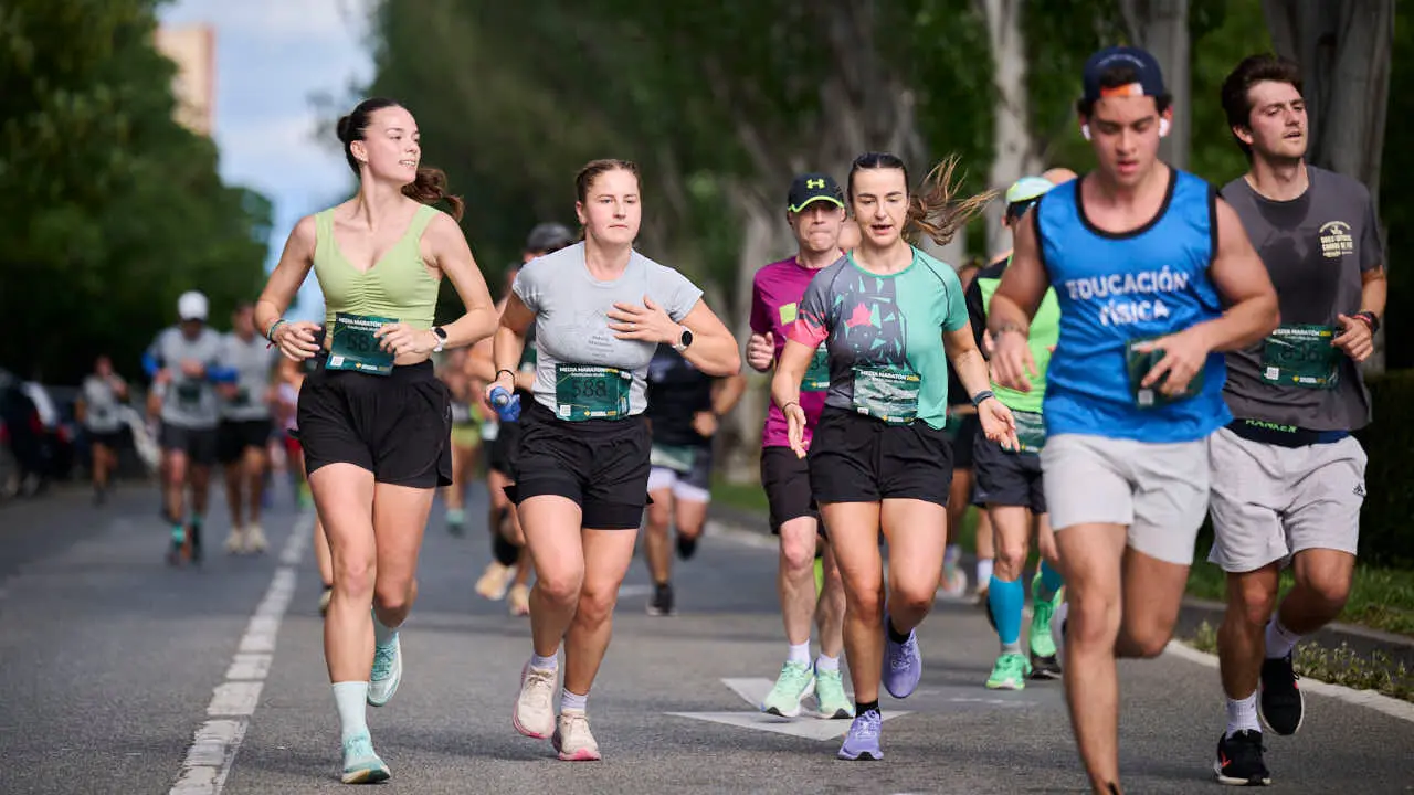 Miles de personas corren en la Media marat&oacute;n de Pamplona. PABLO LASAOSA