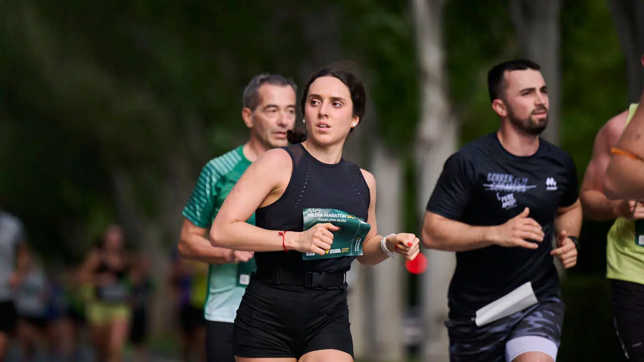 Miles de personas corren en la Media marat&oacute;n de Pamplona. PABLO LASAOSA