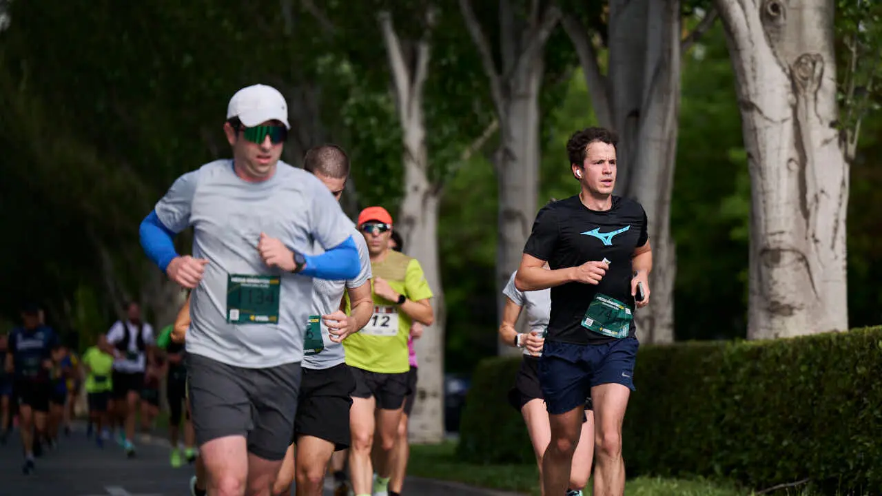 Miles de personas corren en la Media marat&oacute;n de Pamplona. PABLO LASAOSA