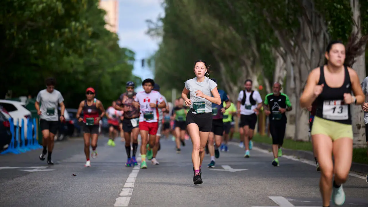 Miles de personas corren en la Media marat&oacute;n de Pamplona. PABLO LASAOSA