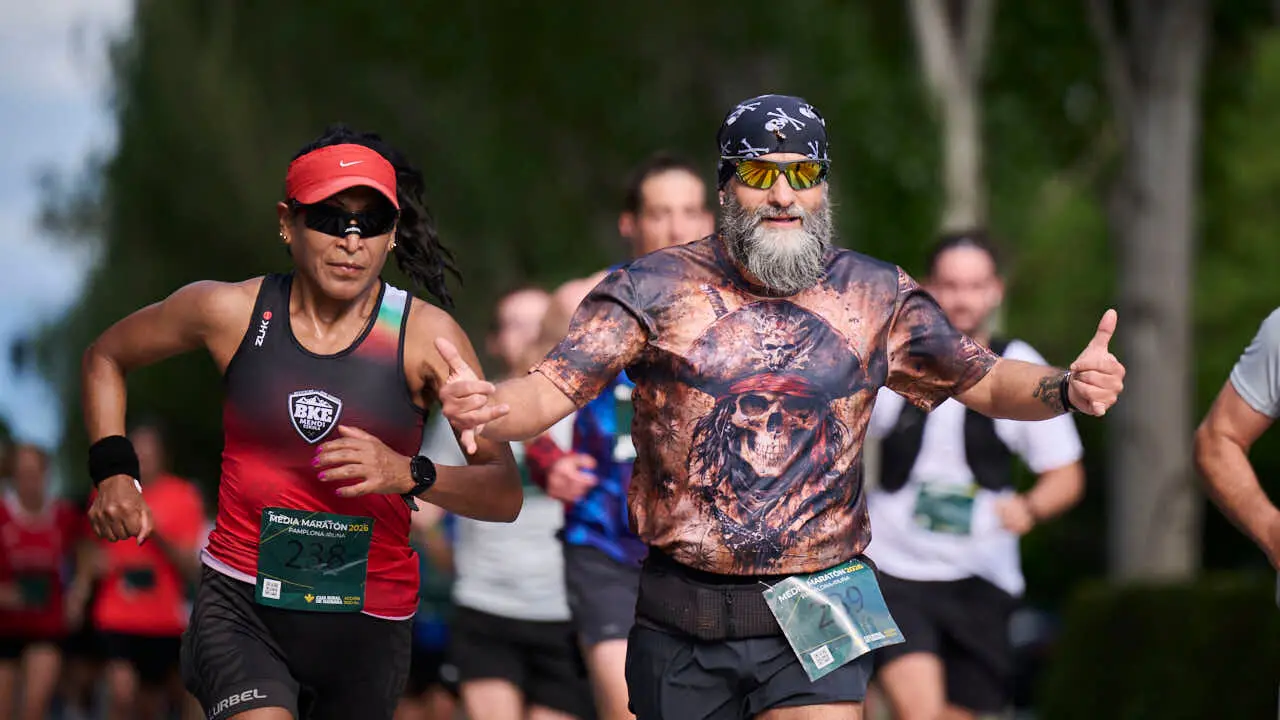 Miles de personas corren en la Media marat&oacute;n de Pamplona. PABLO LASAOSA