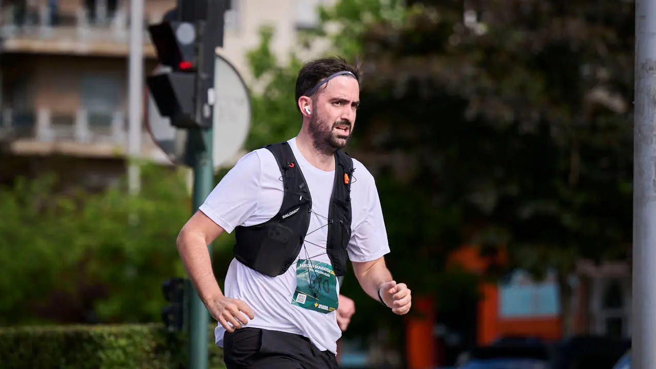 Miles de personas corren en la Media marat&oacute;n de Pamplona. PABLO LASAOSA