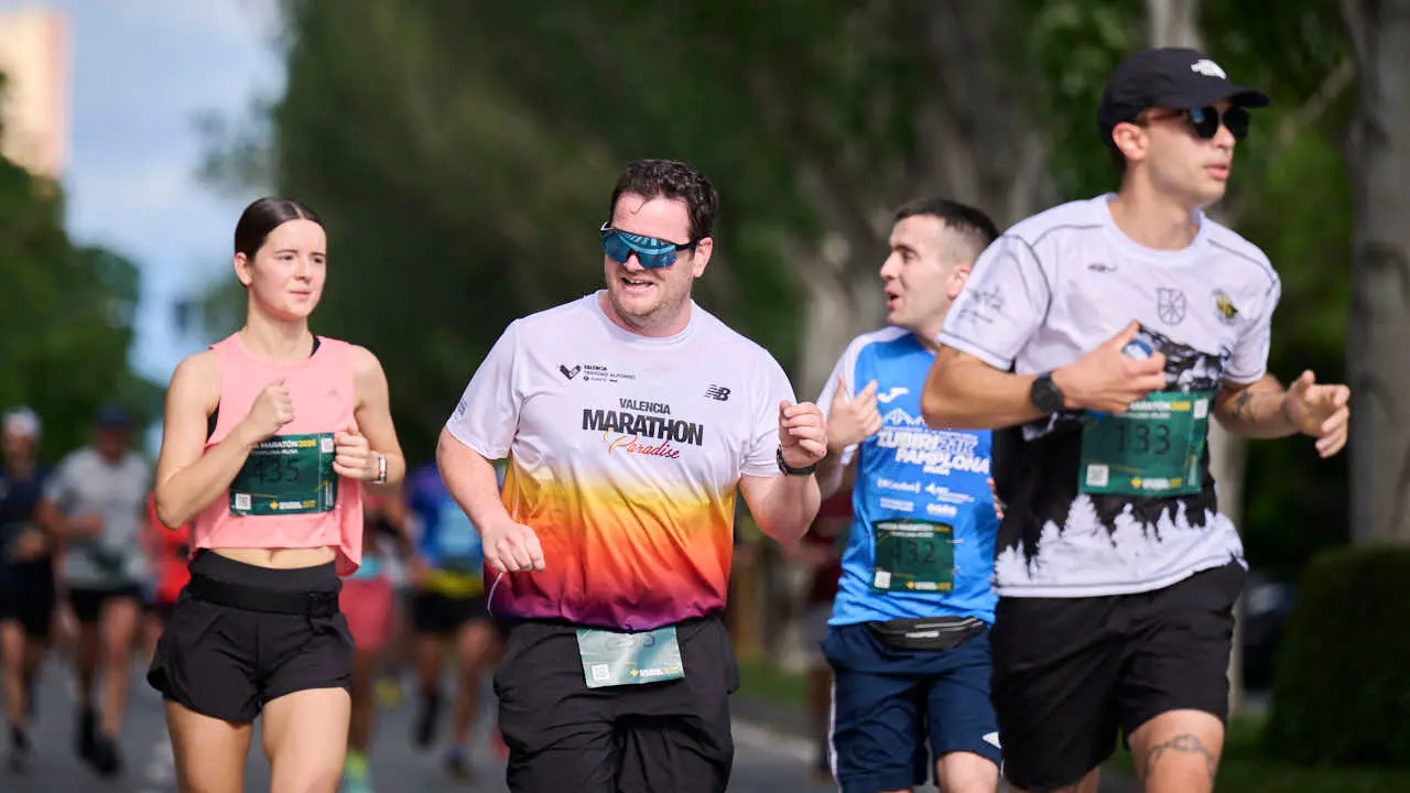 Miles de personas corren en la Media marat&oacute;n de Pamplona. PABLO LASAOSA