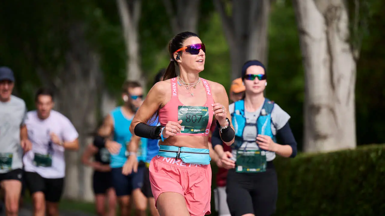 Miles de personas corren en la Media marat&oacute;n de Pamplona. PABLO LASAOSA