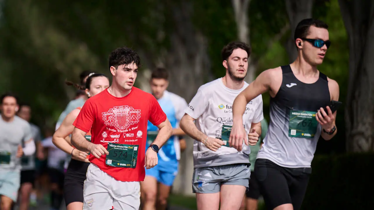 Miles de personas corren en la Media marat&oacute;n de Pamplona. PABLO LASAOSA