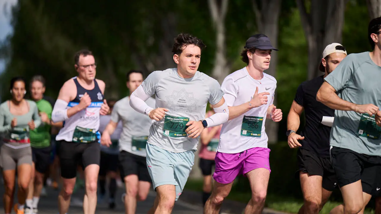 Miles de personas corren en la Media marat&oacute;n de Pamplona. PABLO LASAOSA