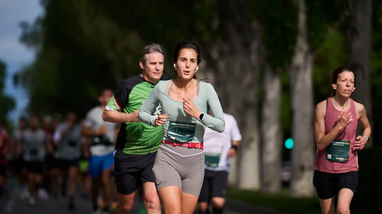 Miles de personas corren en la Media marat&oacute;n de Pamplona. PABLO LASAOSA