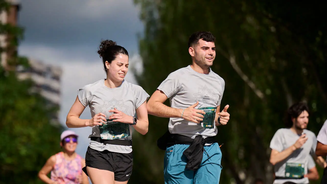 Miles de personas corren en la Media marat&oacute;n de Pamplona. PABLO LASAOSA